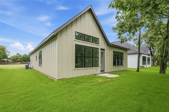305 E Locust Street, Leonard, TX 75452