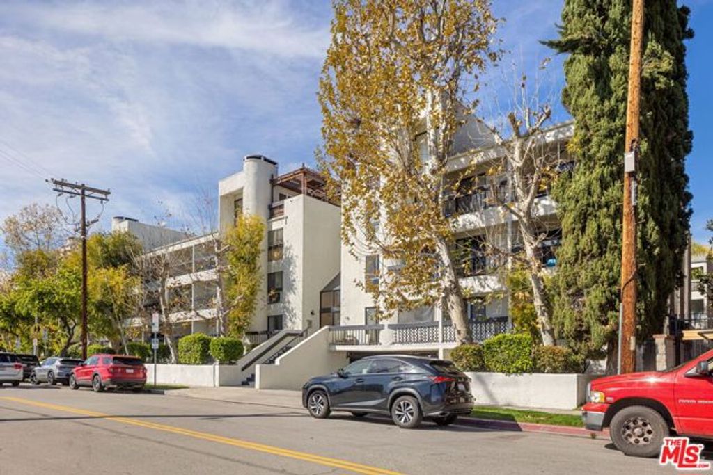 15325 Magnolia Boulevard 108, Sherman Oaks, CA 91403