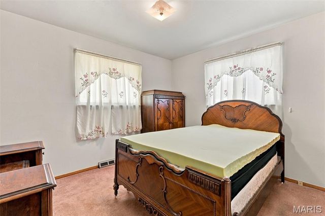 8622 North Avenue, St John, MO 63114