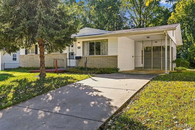 8622 North Avenue, St John, MO 63114