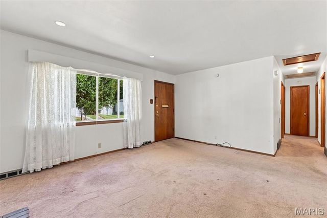 8622 North Avenue, St John, MO 63114