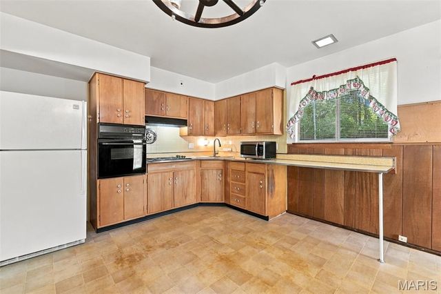 8622 North Avenue, St John, MO 63114