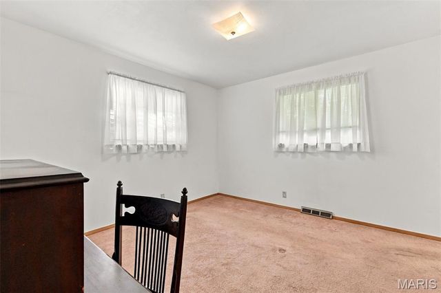 8622 North Avenue, St John, MO 63114