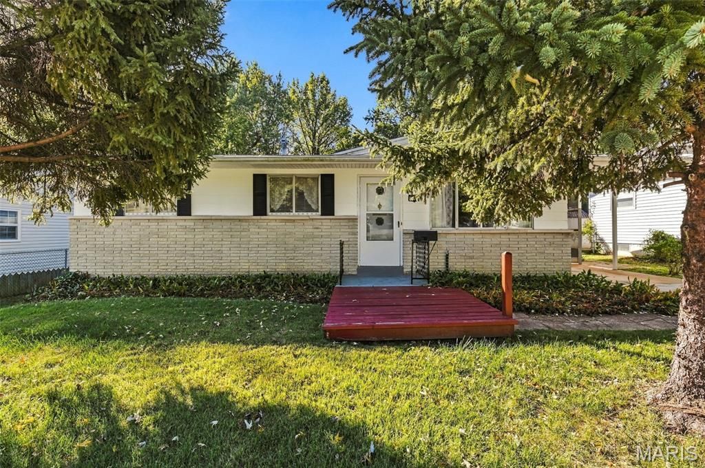 8622 North Avenue, St John, MO 63114