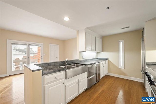 255 E JEFFERSON ST, Charlottesville, VA 22902