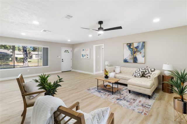 303 21st Avenue N, Texas City, TX 77590