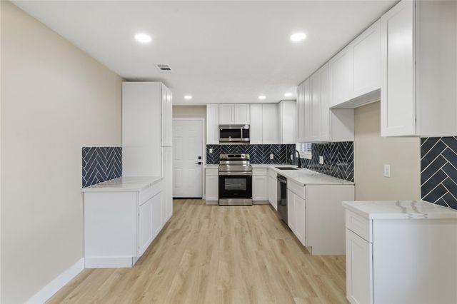 303 21st Avenue N, Texas City, TX 77590