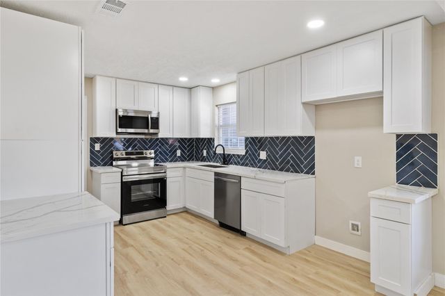 303 21st Avenue N, Texas City, TX 77590