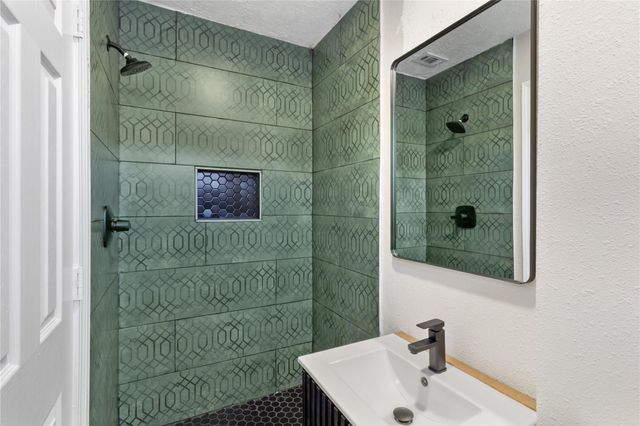 303 21st Avenue N, Texas City, TX 77590