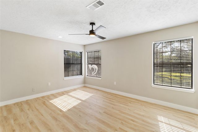 303 21st Avenue N, Texas City, TX 77590