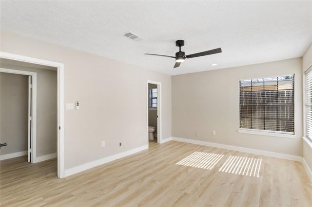 303 21st Avenue N, Texas City, TX 77590