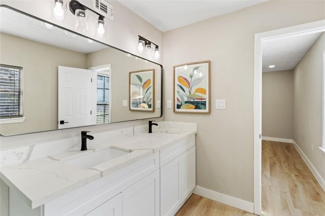 303 21st Avenue N, Texas City, TX 77590