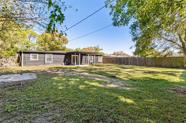 303 21st Avenue N, Texas City, TX 77590