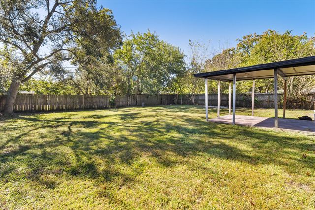 303 21st Avenue N, Texas City, TX 77590