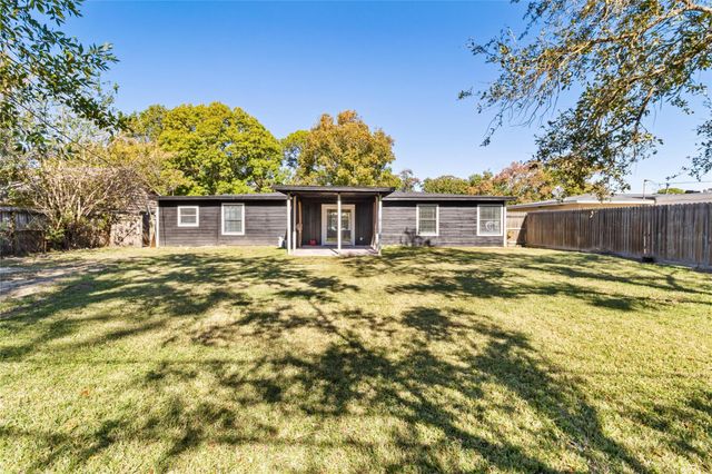 303 21st Avenue N, Texas City, TX 77590