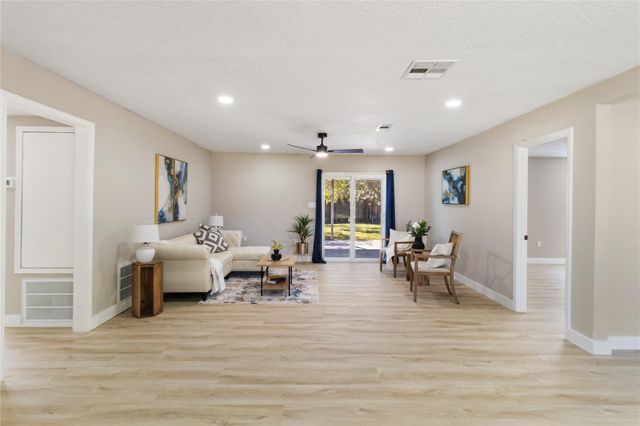 303 21st Avenue N, Texas City, TX 77590