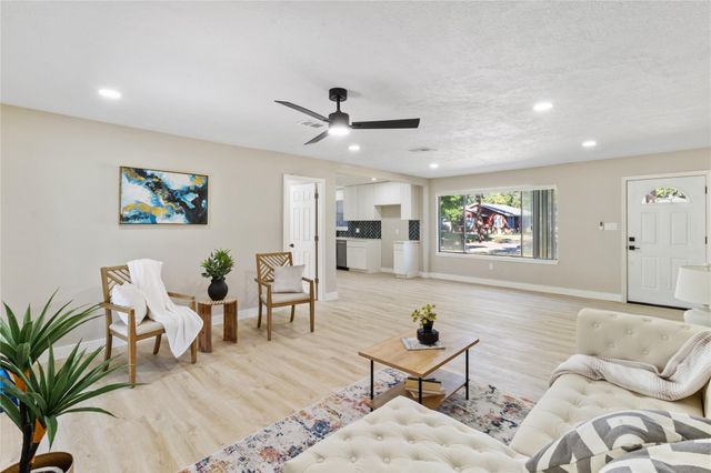 303 21st Avenue N, Texas City, TX 77590