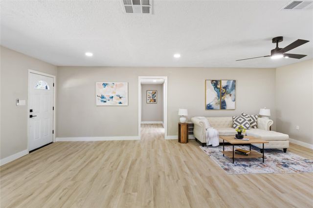 303 21st Avenue N, Texas City, TX 77590