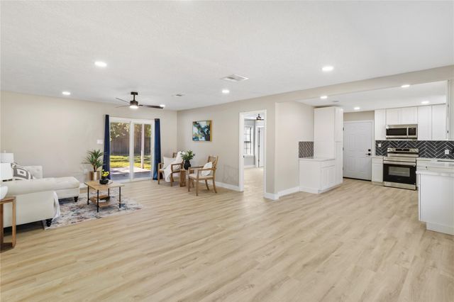 303 21st Avenue N, Texas City, TX 77590