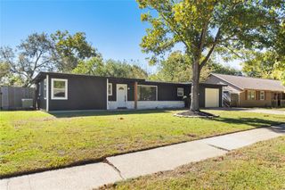 303 21st Avenue N, Texas City, TX 77590