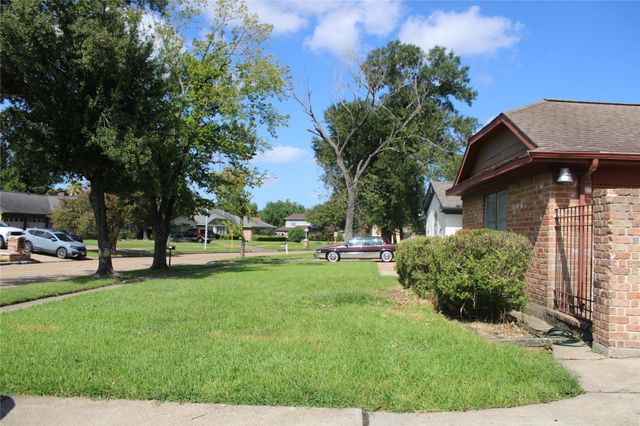 13819 Crosshaven Drive, Houston, TX 77015