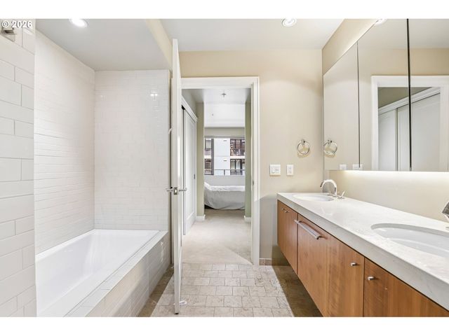 841 S GAINES St 335, Portland, OR 97239