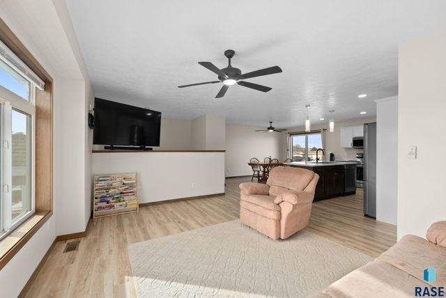 412 E Cairos Pl Place, Brandon, SD 57005