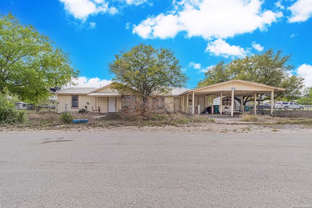 1714 W Constantinople, Castroville, TX 78009