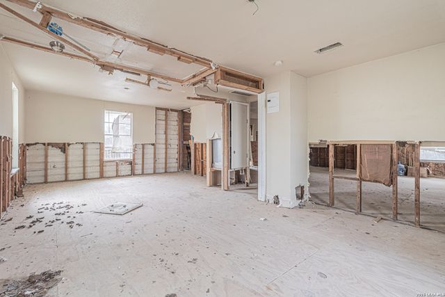 1714 W Constantinople, Castroville, TX 78009