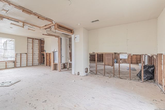 1714 W Constantinople, Castroville, TX 78009