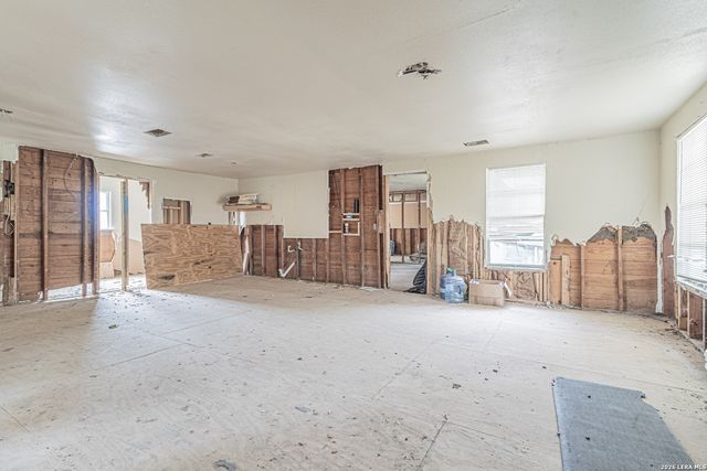 1714 W Constantinople, Castroville, TX 78009