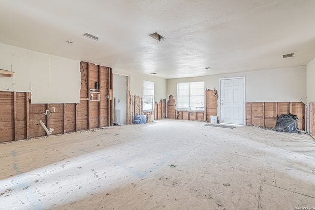 1714 W Constantinople, Castroville, TX 78009