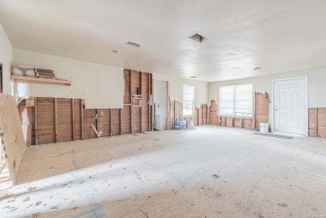 1714 W Constantinople, Castroville, TX 78009