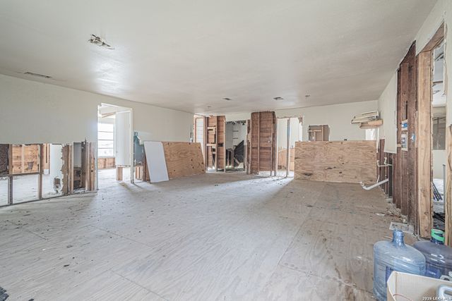 1714 W Constantinople, Castroville, TX 78009