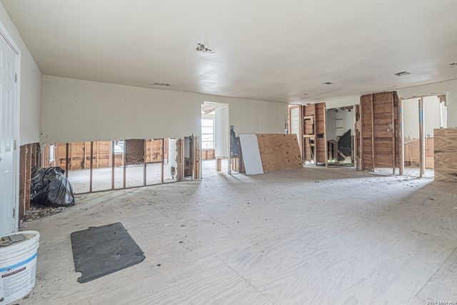 1714 W Constantinople, Castroville, TX 78009