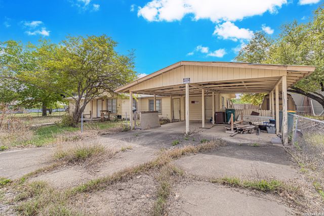 1714 W Constantinople, Castroville, TX 78009