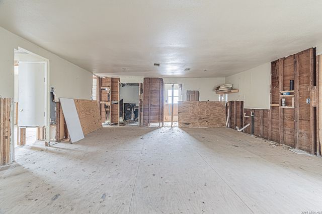 1714 W Constantinople, Castroville, TX 78009