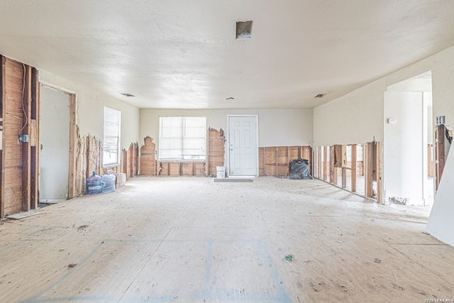 1714 W Constantinople, Castroville, TX 78009