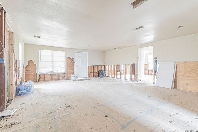 1714 W Constantinople, Castroville, TX 78009