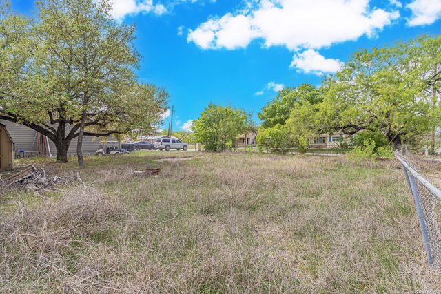 1714 W Constantinople, Castroville, TX 78009