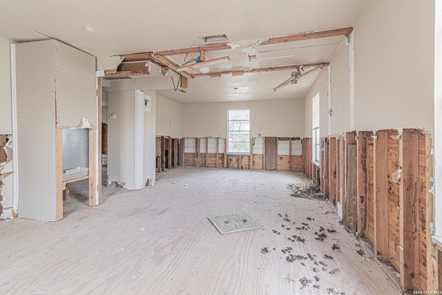 1714 W Constantinople, Castroville, TX 78009