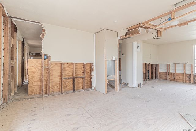 1714 W Constantinople, Castroville, TX 78009