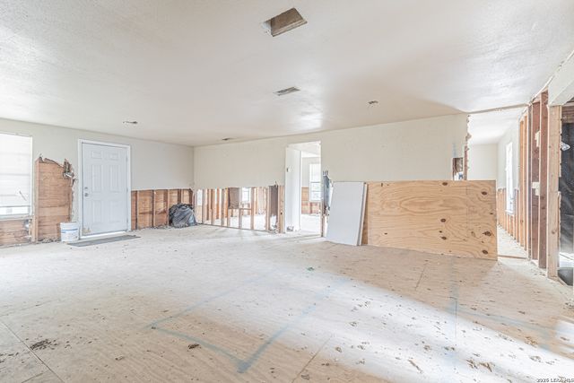 1714 W Constantinople, Castroville, TX 78009