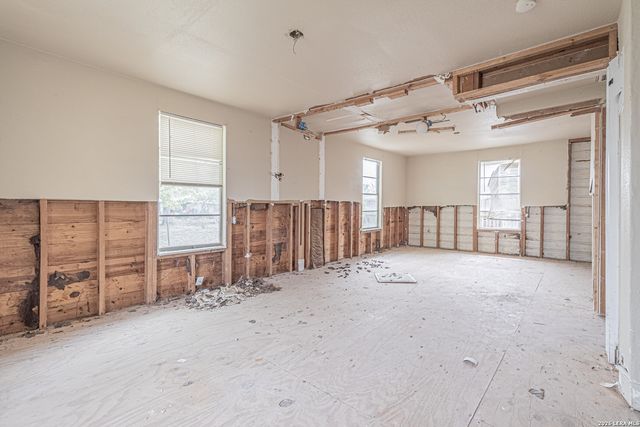 1714 W Constantinople, Castroville, TX 78009