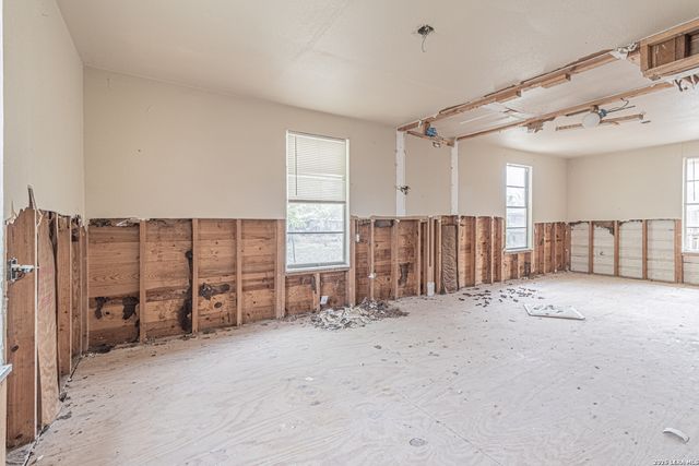 1714 W Constantinople, Castroville, TX 78009