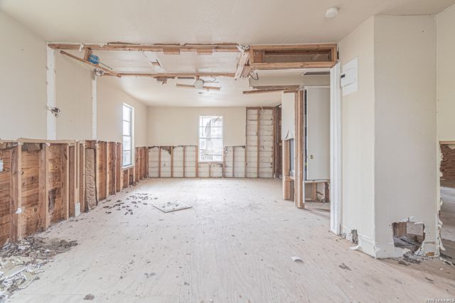 1714 W Constantinople, Castroville, TX 78009