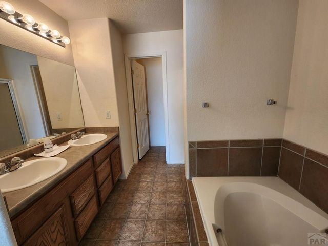 2220 Meadowlark Ln, Pueblo, CO 81008