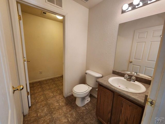 2220 Meadowlark Ln, Pueblo, CO 81008