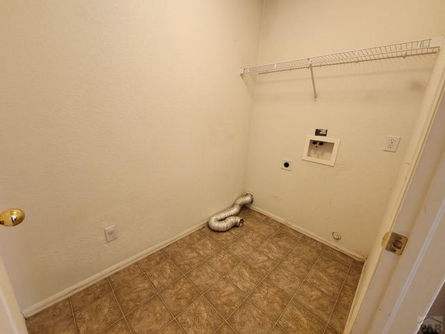 2220 Meadowlark Ln, Pueblo, CO 81008