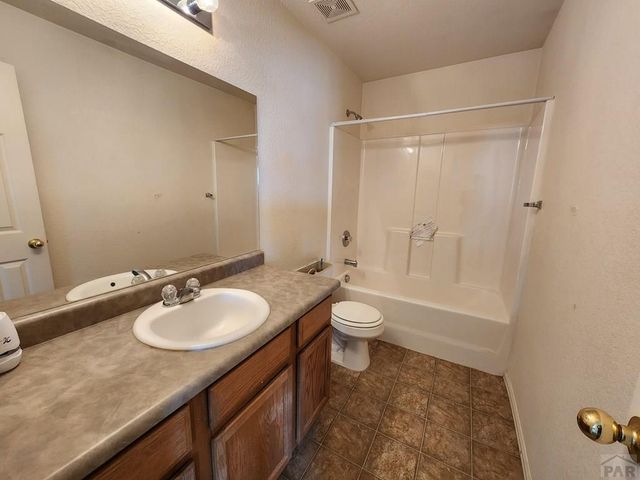 2220 Meadowlark Ln, Pueblo, CO 81008